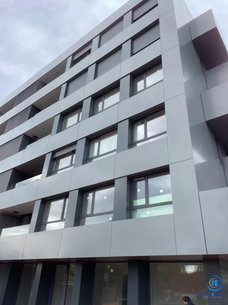 obra nova apartamentos biotalvai caixilharia pvc branco cinza 06