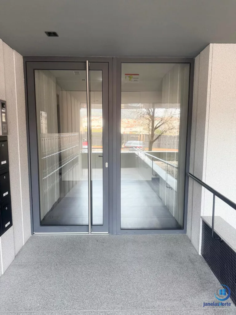 obra nova apartamentos biotalvai porta entrada pvc seguranca design 01