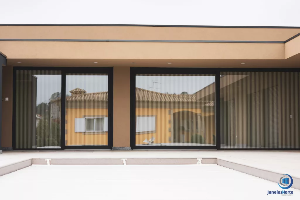 janelas grandes dimensoes moradia vila nova de famalicao.jpg