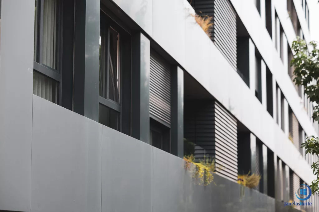 janelas pvc obra nova biotalvai fachada edificio moderno.jpg