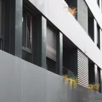 janelas pvc obra nova biotalvai fachada edificio moderno.jpg