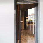 janelas pvc biotalvai porta com estore.jpg