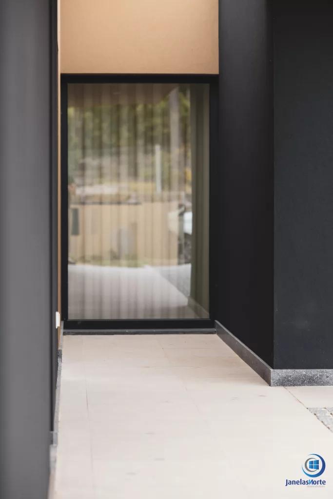 janelas pvc moradia vila nova de famalicao acesso exterior.jpg