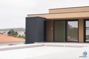 Estudo de Caso: Como a caixilharia certa transformou uma moradia térrea em Vila Nova de Famalicão