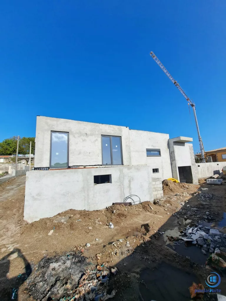 obra nova moradia vila nova famalicao acabamento branco cinza 05