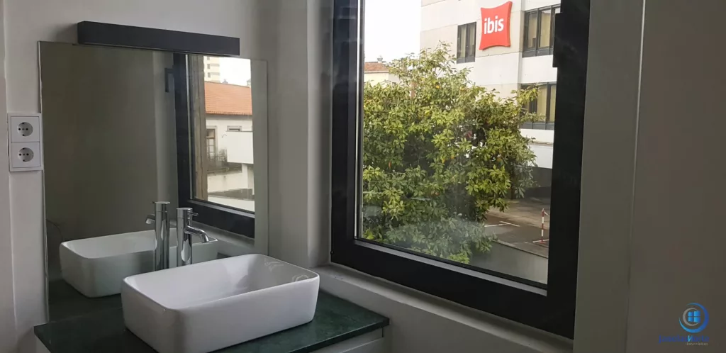 renovacao edificio meseda porto janelas pvc preto branco 14