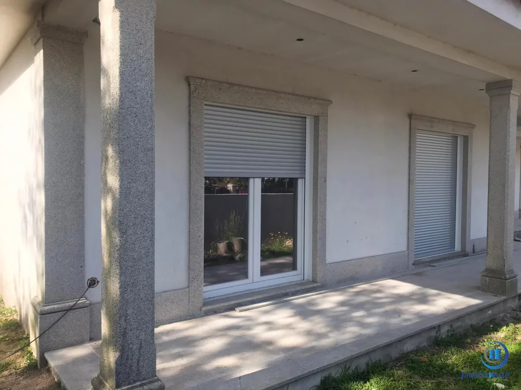 caixilharia em pvc com estores monobloco motorizados fachada exterior