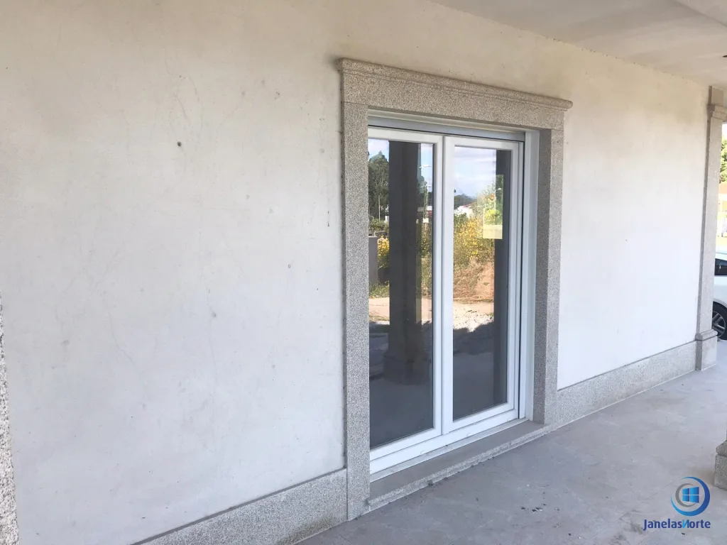 caixilharia pvc moderna com estores e vidro duplo controlo solar