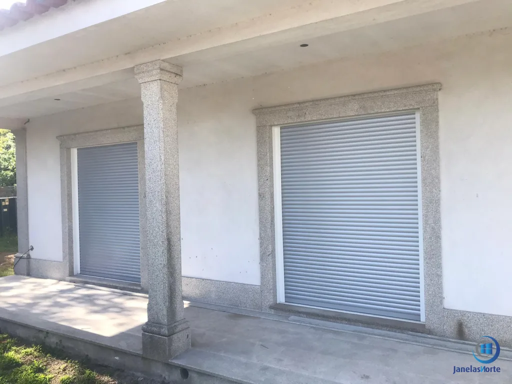 estores monobloco cinza prata em janelas pvc fachada habitação