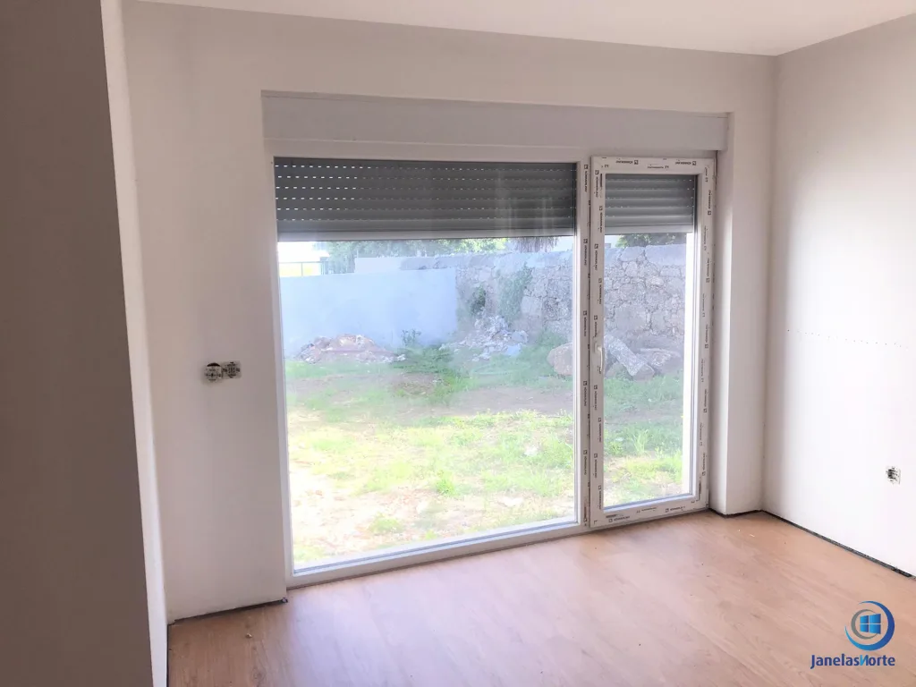 nterior com janela pvc oscilobatente e vidro duplo controlo solar