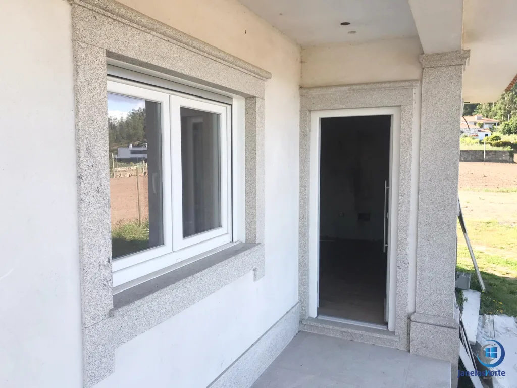 janela pvc branca com vidro duplo e bom isolamento térmico