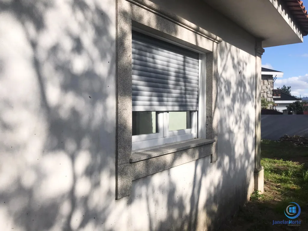 anela em pvc oscilobatente com vidro duplo controlo solar exterior