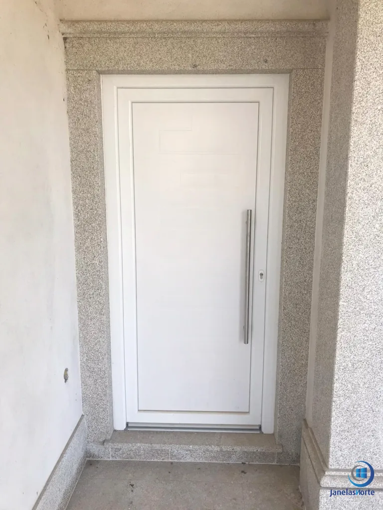 porta entrada pvc branca moderna com isolamento térmico