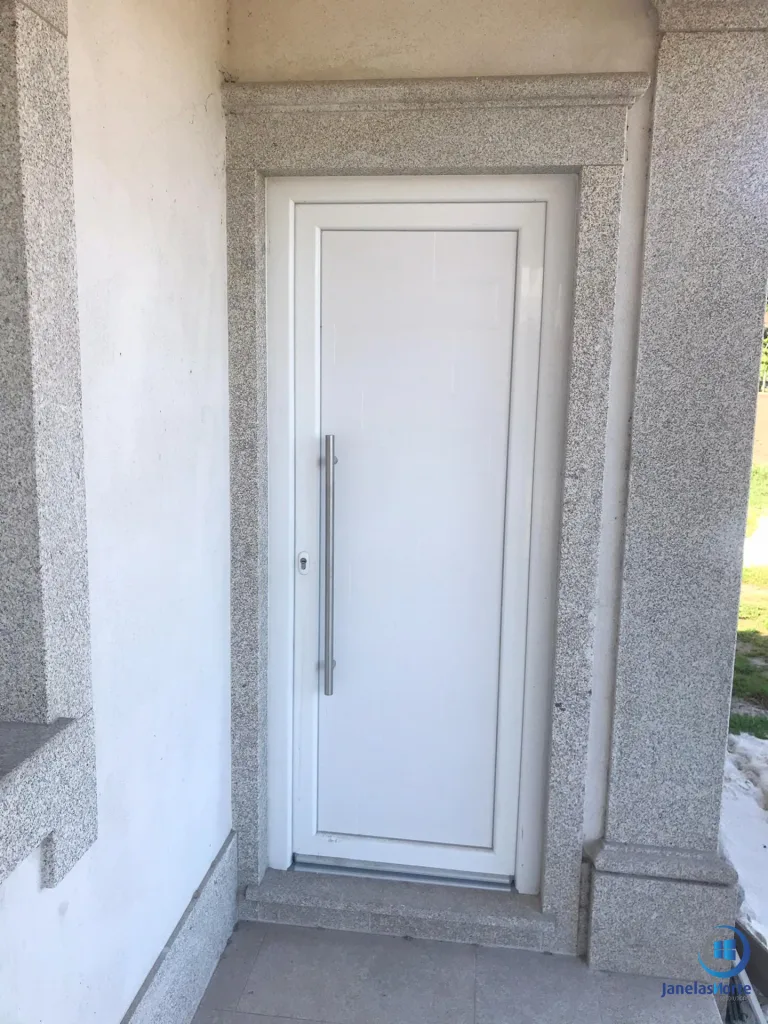 porta de entrada em pvc branca moderna instalada em habitação térrea