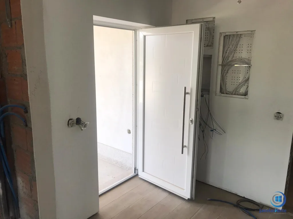 porta interior branca em pvc com design simples e funcional