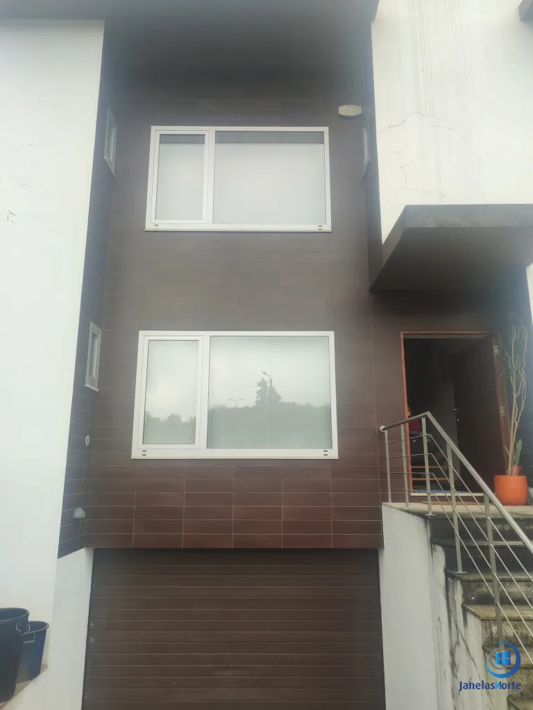 janelas pvc osciloparalela fachada com vidro controlo solar