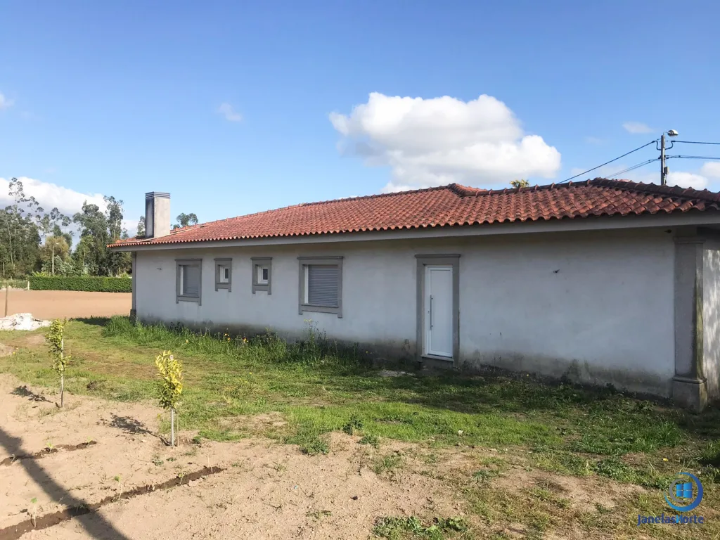 habitação térrea com janelas em pvc e estores monobloco instalados