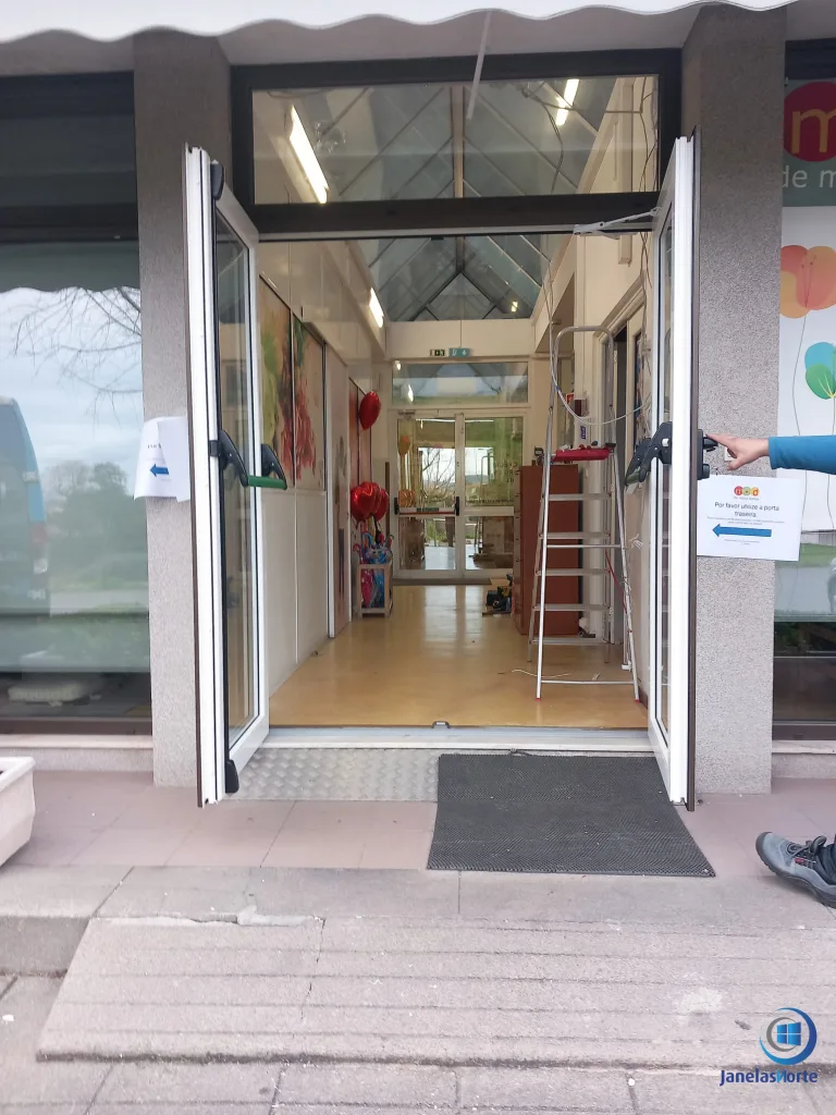 entrada creche com portas pvc e sistema de seguranca integrado