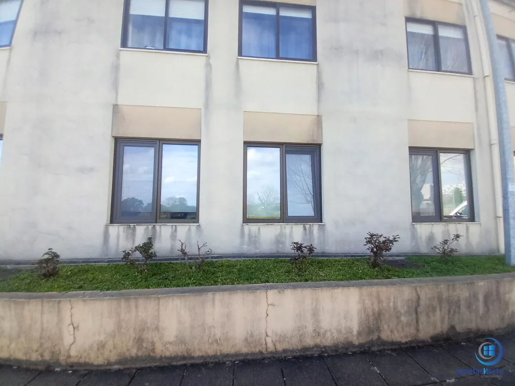 janelas seguras para creche com limitadores de abertura