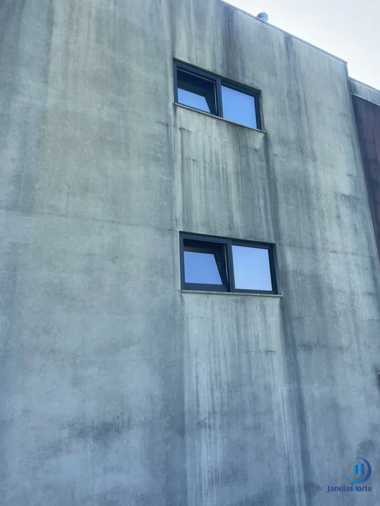 Caixilharia em PVC renovada na fachada posterior de uma moradia em Lousada