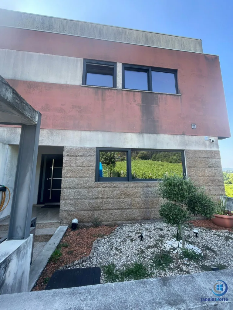 Caixilharia em PVC renovada na fachada principal de uma moradia em Lousada