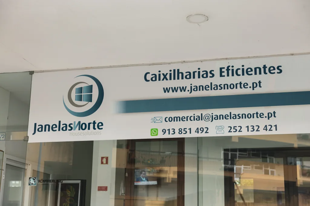 Fachada das instalações da Janelas Norte com exposição de caixilharia (1)