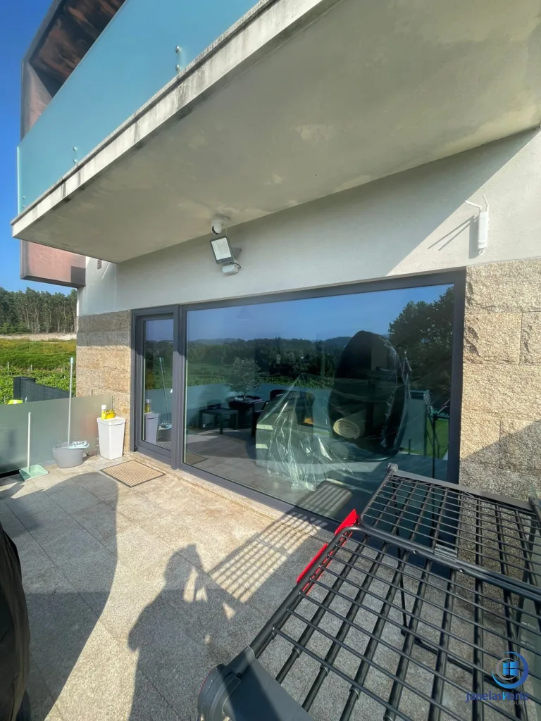 Grande envidraçado com caixilharia em PVC e acesso ao espaço exterior