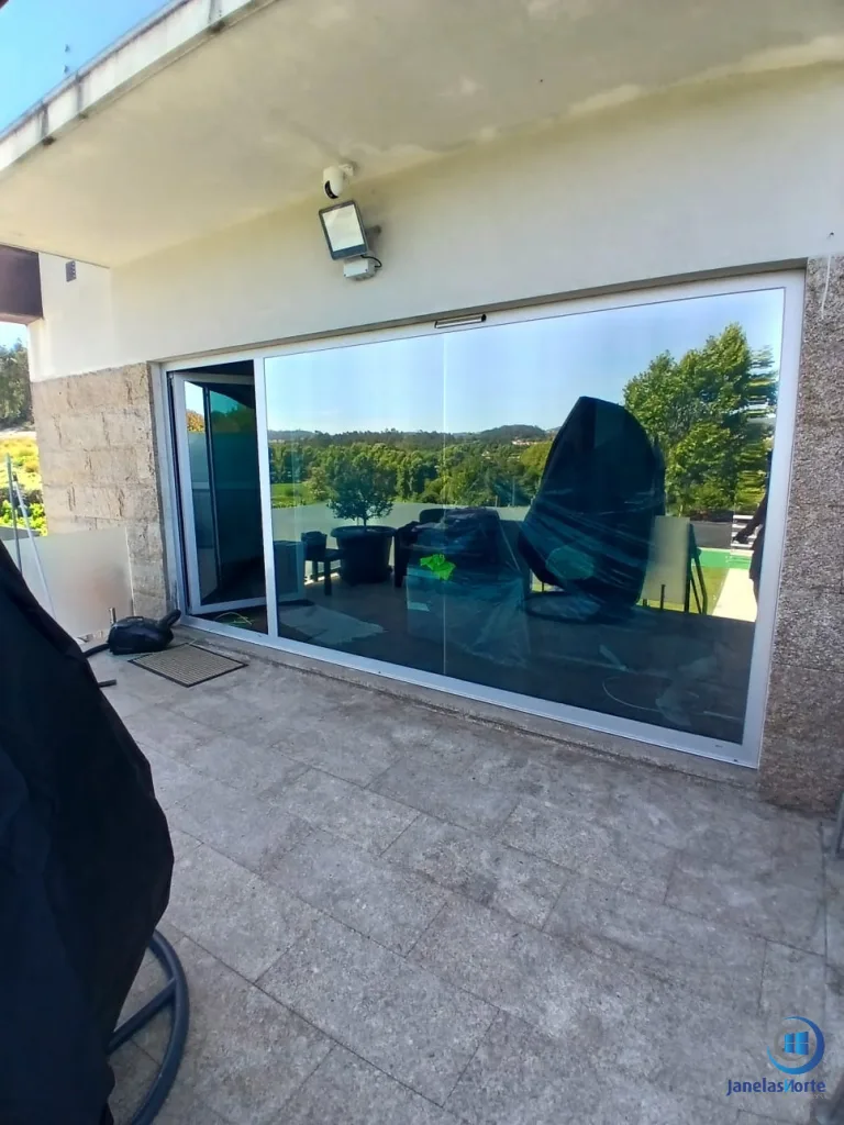 Grande envidraçado com caixilharia em PVC voltado para o espaço exterior