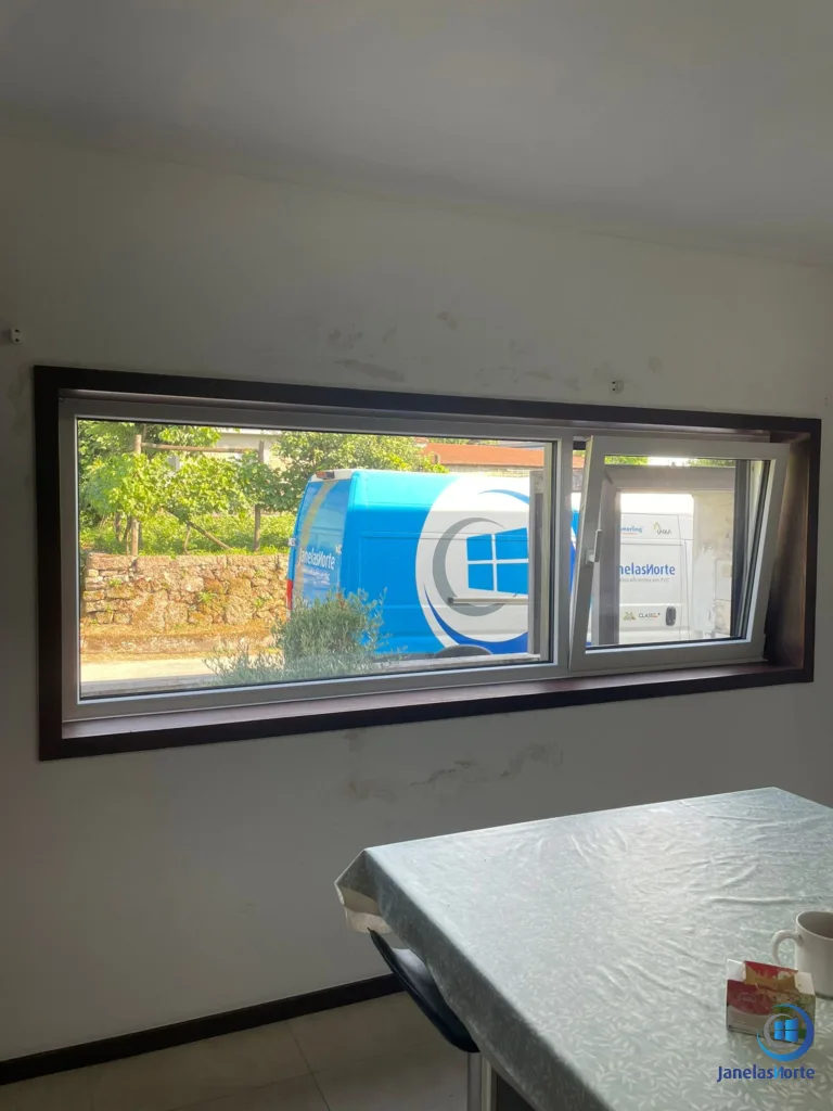 Janela horizontal com caixilharia em PVC e vista para o exterior