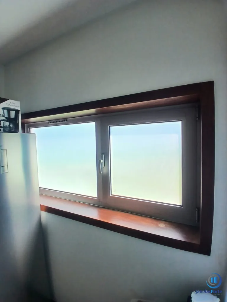 Janela de PVC renovada com vista para o exterior