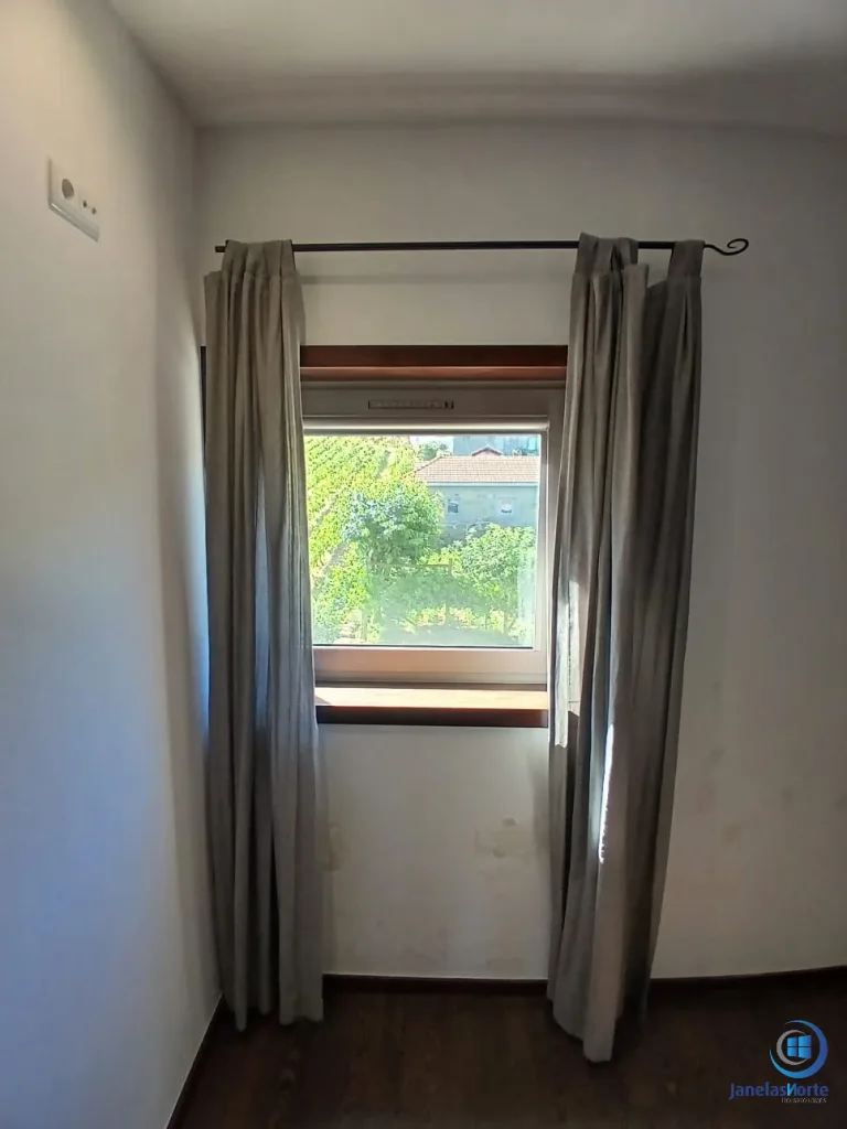 Janela de PVC renovada num quarto da moradia