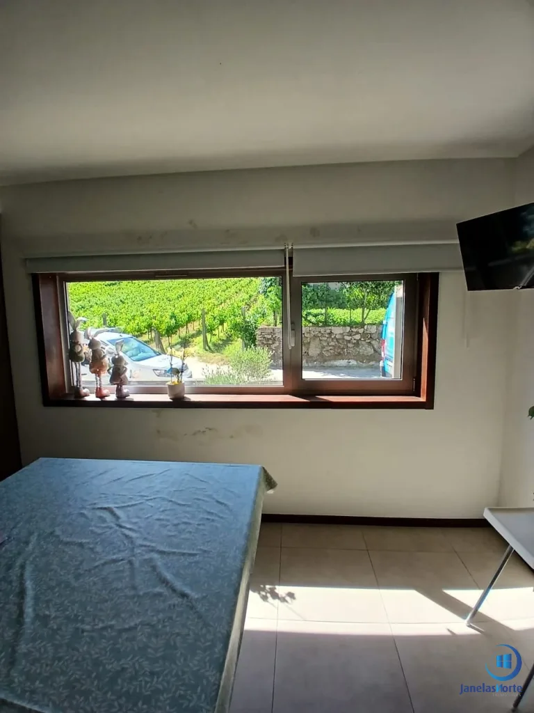 Janela de PVC renovada num quarto com vista para o exterior