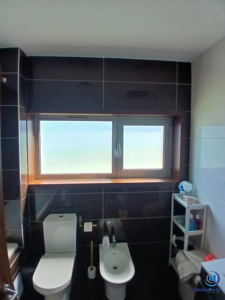 Janela de PVC renovada numa casa de banho