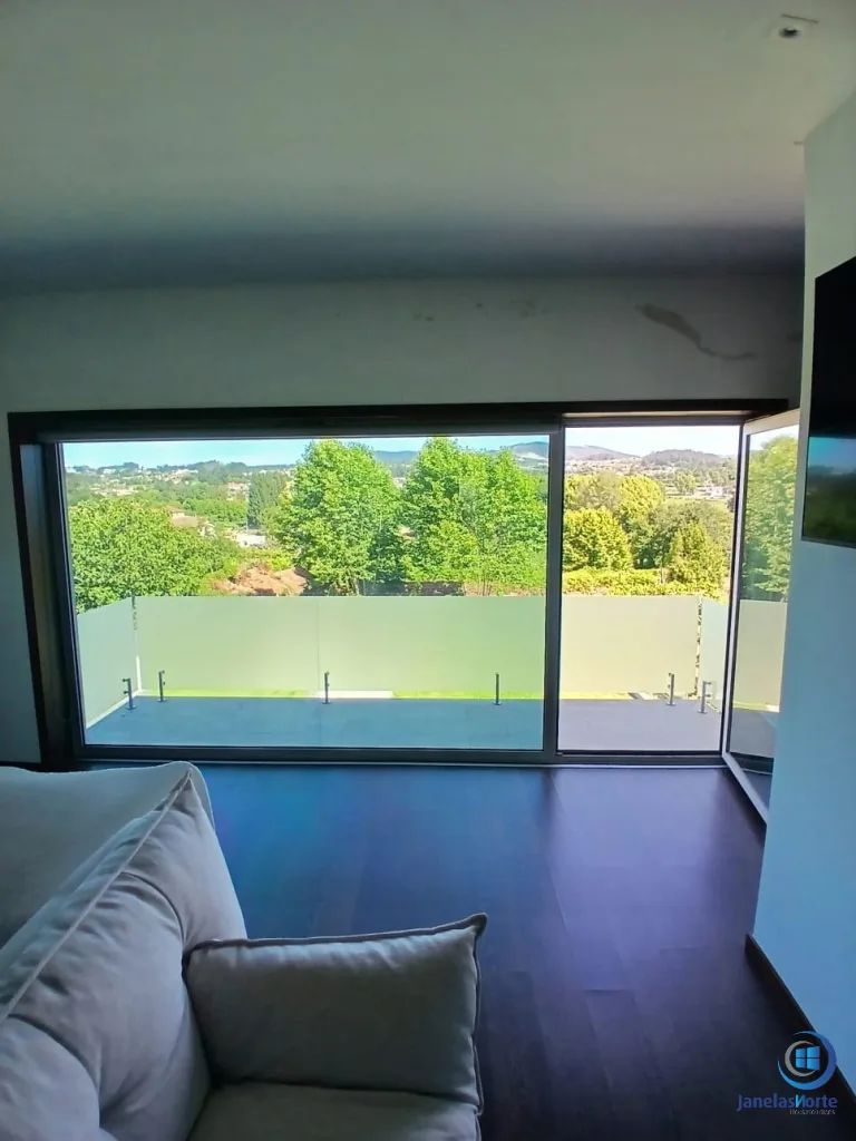 Janela de PVC renovada numa divisão com vista para a paisagem