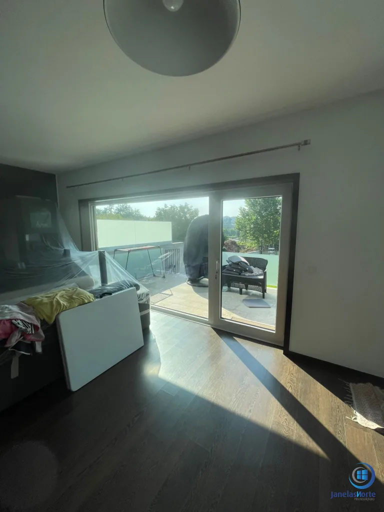 Janela de PVC renovada com entrada de luz natural na divisão
